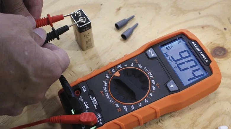 CR2032 battery voltage test